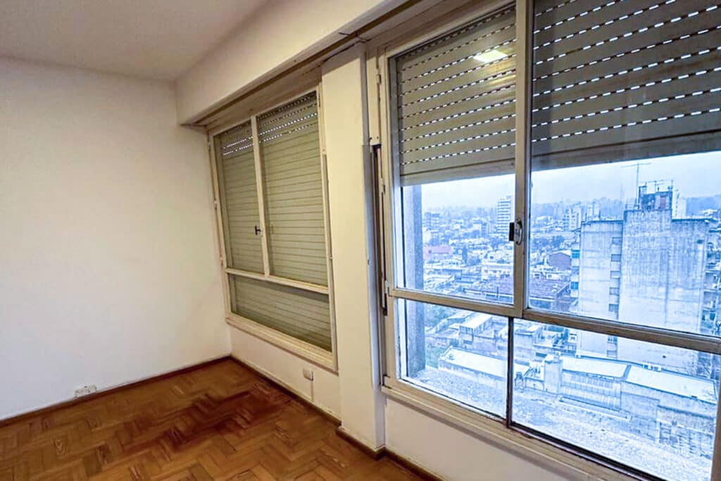 Mitre 486. Departamento de dos dormitorios y balcón image 2